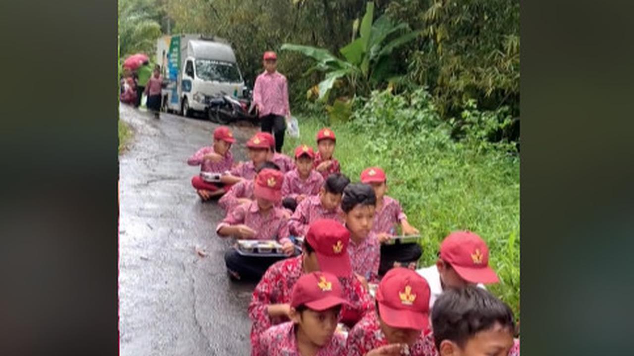 Anak-Anak Sekolah di Kampung Ini Begitu Asyik Makan Siang Gratis dari Program Presiden Prabowo