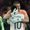 Penyerang Real Madrid, Kylian Mbappe, merayakan keberhasilan memenangi El Clasico bersama kiper Andriy Lunin. Real Madrid menang 2-1 dalam laga El Clasico di Camp Nou, Senin (26/10/2026) dini hari WIB. (Lluis GENE / AFP)