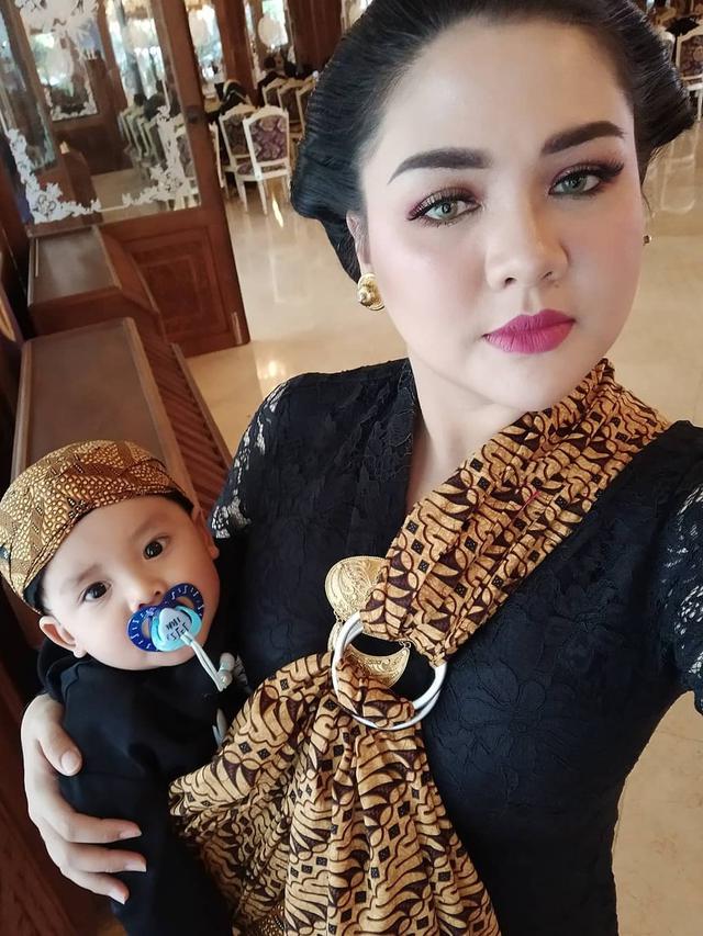 Potret Manis Vicky Shu Bersama Baby Abimanyu (sumber: instagram/@vickyshu)
