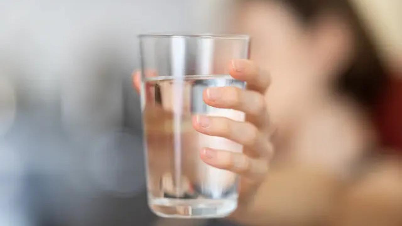 Minum Air Hangat di Pagi Hari Bisa Bantu Turunkan Kolesterol? Temukan Fakta dan Manfaatnya untuk Kesehatan Kamu!