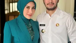 Keputusan Syahnaz untuk lebih fokus mendukung Jeje Govinda terlihat dalam langkahnya mengambil cuti dari dunia hiburan. Ia mengungkapkan bahwa peran barunya sebagai Ketua Dekranasda dan Tim Penggerak Posyandu membutuhkan perhatian penuh. Dengan dedikasi tersebut, Syahnaz berharap dapat memberikan kontribusi nyata bagi masyarakat Bandung Barat. (Liputan6.com/IG/@ritchieismail)