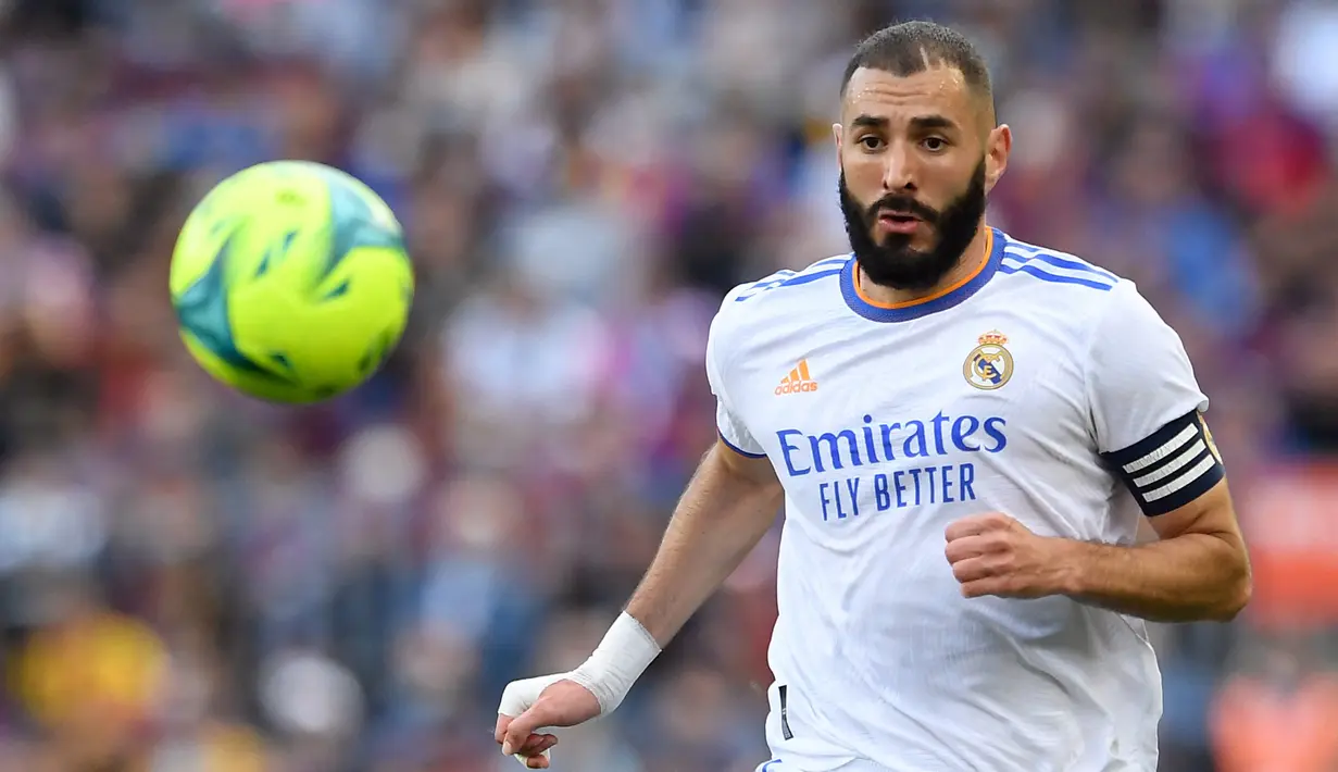 Karim Benzema kini menjadi bintang utama Real Madrid asuhan Carlo Ancelotti. Ia telah mencetak 10 gol dan 7 assist di pentas Liga Spanyol hingga pekan ini. Benzema juga mampu mengoleksi 5 gelar man of the match hingga pekan ini. (AFP/Josep Lago)