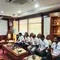 Pengurus Besar Akuatik Indonesia (PB AI) Pusat bersama PB AI Provinsi Bali melakukan kunjungan dan audiensi resmi dengan Gubernur Bali Wayan Koster di Kantor Gubernur Bali, Denpasar, Rabu (20/5/2026). (Merdeka.com)