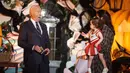 Presiden Joe Biden dan Ibu Negara Jill Biden pada Rabu (30/10/2024) untuk terakhir kalinya menjadi tuan rumah trick-or-treat Halloween bagi sejumlah anak-anak di Gedung Putih. (Tierney CROSS/AFP)