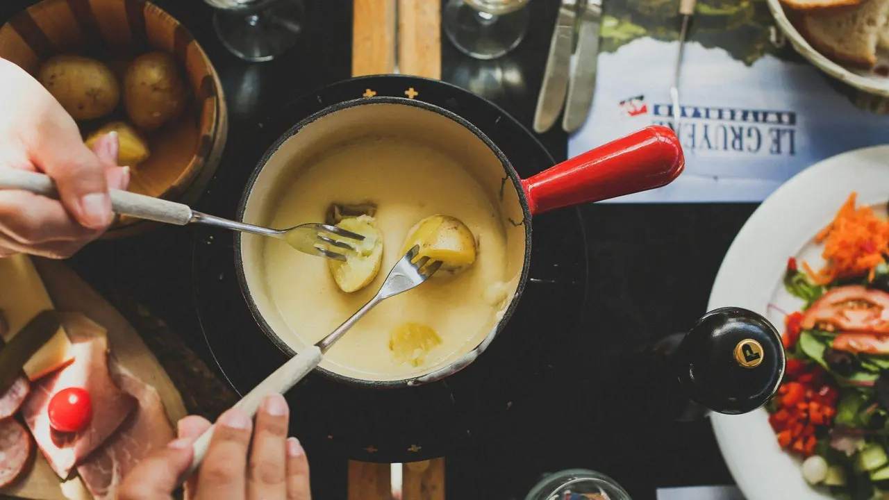 Cheese Fondue Recipe: The Classic Swiss Comfort Food in 2 Variations