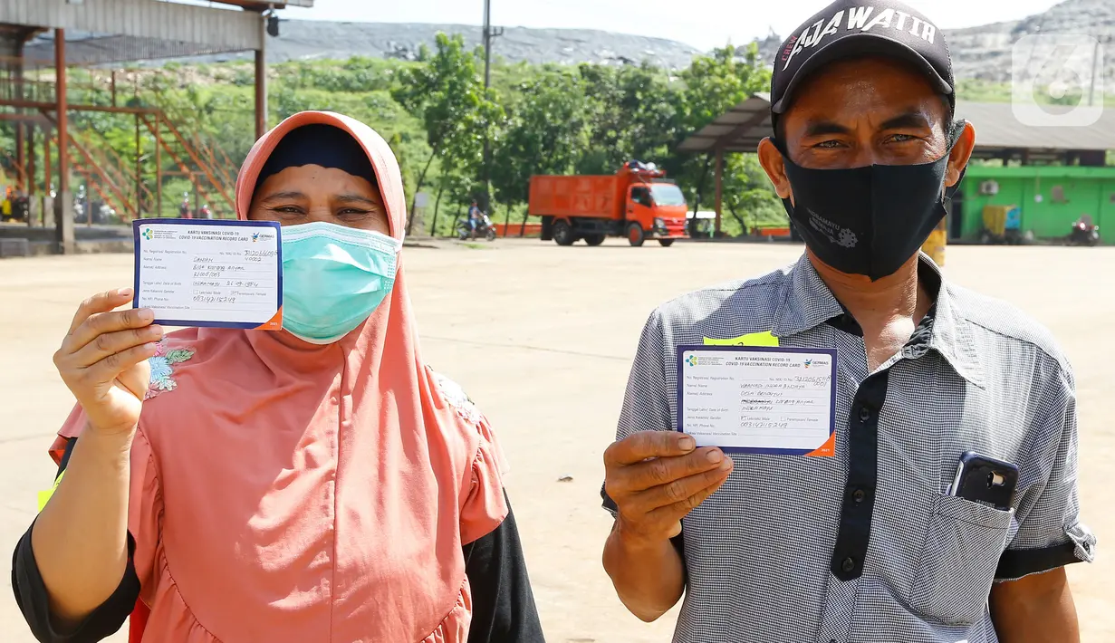 Warga menunjukkan kartu vaksin Covid-19 di TPST Bantar Gebang, Kota Bekasi (29/10/2021). Vaksinasi yang berkolaborasi dengan Sentra Vaksinasi Serviam dan Perkumpulan Pemulung Indonesia Mandiri (PPIM) bentuk komitmen jangka panjang membantu pemerintah mengatasi pandemi. (Liputan6.com/HO/Unilever)