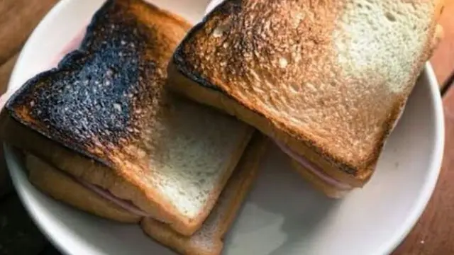 6 Potret Roti Gosong Ini Bikin Enggak Napsu Makan, Masih Doyan?