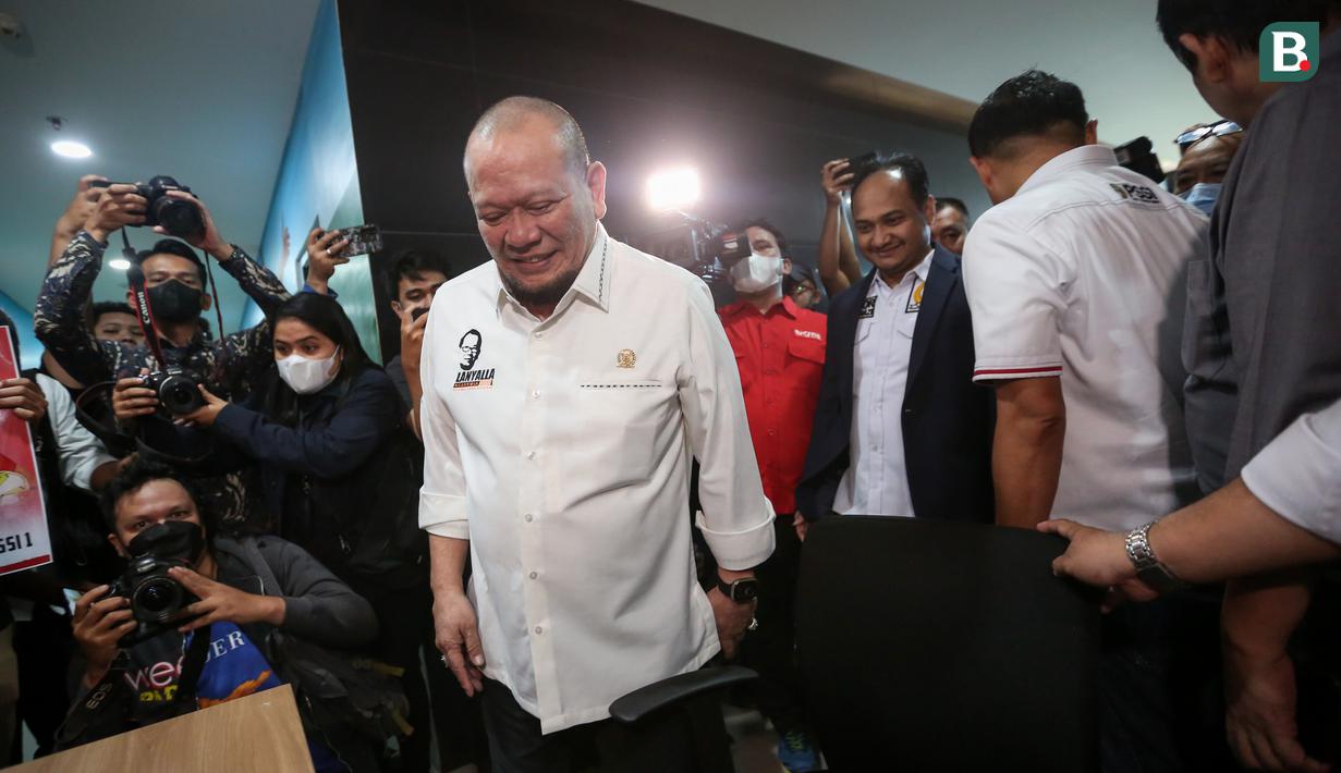 <p>Bakal Calon Ketua Umum PSSI, AA La Nyalla Mahmud Mattalitti mendatangi tempat pendaftaran dan penyerahan berkas Bakal Calon Ketua Umum PSSI yang berlangsung di GBK Arena, Jakarta, Jumat (13/01/2023). (Bola.com/Bagaskara Lazuardi)</p>
