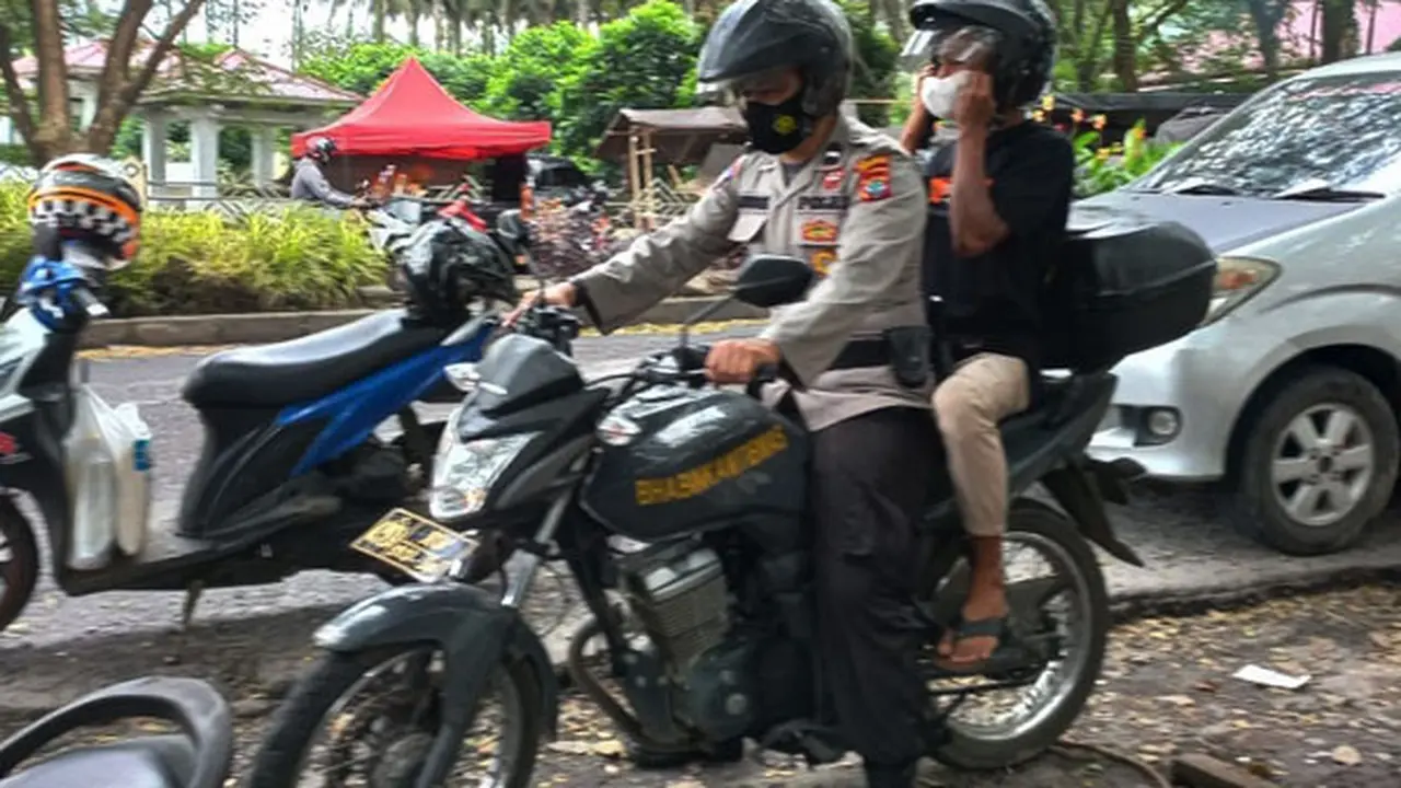 Upaya yang dilakukan Polres Minahasa Utara adalah dengan memberikan layanan antar jemput gratis bagi warga yang akan mengikuti vaksinasi.