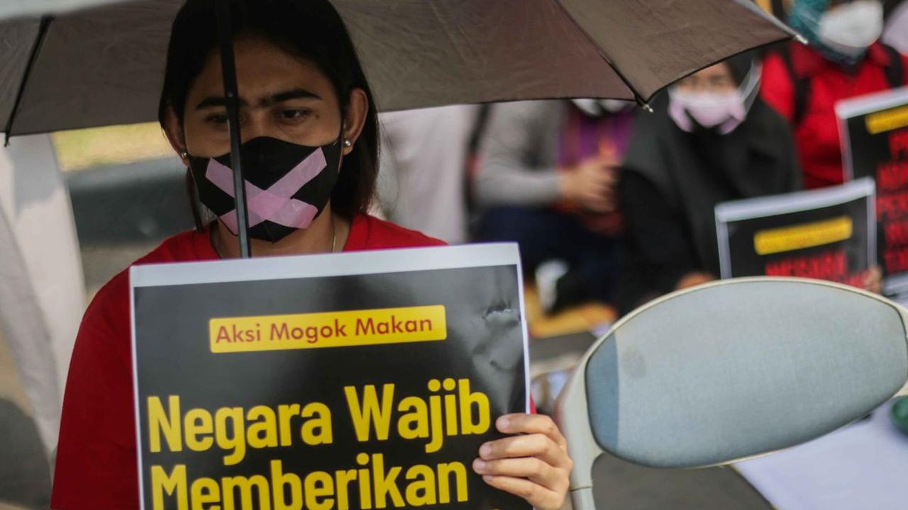 Tak hanya poster yang mereka bawa, payung hitam yang tulisan 'Sahkan RUU PPRT pun juga mereka bawa selama beraksi unju rasa.
