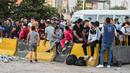 Gelombang pengungsi dari perbatasan Lebanon Selatan terus meningkat seiring eskalasi serangan udara militer Israel. (LOUAI BESHARA/AFP)