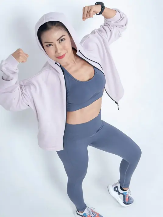 Ia juga sangat sempurna dalam balutan ragam warna sports wear dengan ragam gaya.  [Foto: Instagram/ Inge Anugrah]