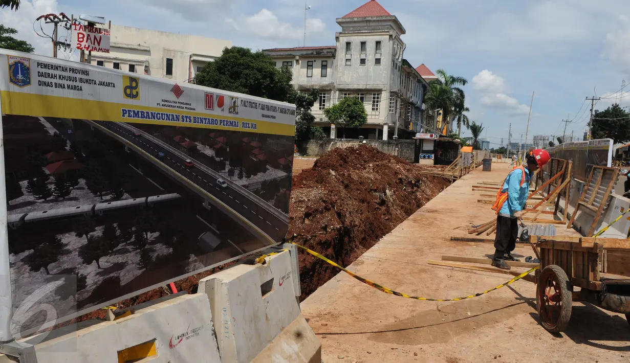 Pekerja menyelesaikan proyek pembangunan flyover perlintasan kereta api di Bintaro, Jakarta, Minggu (19/3). Flyover ini dibangun untuk mengatasi kemacetan di perlintasan kereta api tersebut. (Liputan6.com/Helmi Afandi)