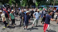 Aksi warga yang menghadang eksekusi lahan di kompleks TNI AL, Boulevard, Kelapa Gading, Jakarta, Rabu (14/1/2015). (Liputan6.com/Johan Tallo)