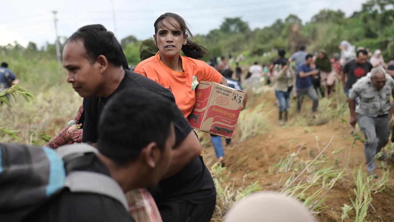 FOTO: Bantuan Udara Menjangkau Kampung-Kampung Terisolasi di Aceh Tengah