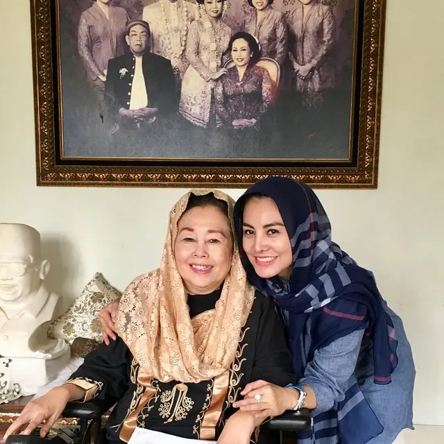 6 Potret Ini Tunjukkan Cici Paramida Awet Muda di Usia 46 Tahun