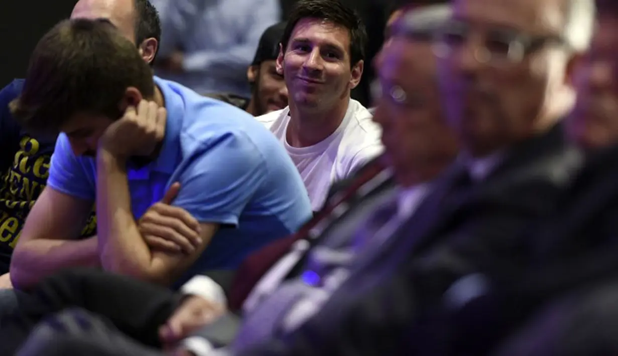 Bintang Barcelona, Lionel Messi, terlihat hadir saat konferensi pers perpisahan Carles Puyol di stadion Camp Nou, Barcelona, (15/5/2014). (AFP PHOTO/Lluis Gene)