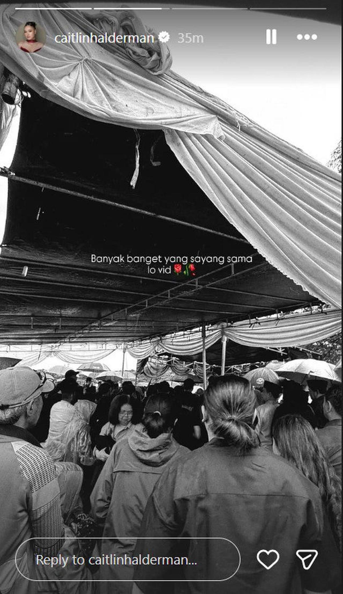 6 Potret Pemakaman Vidi Aldiano, Suasana Penuh Haru Diiringi Hujan