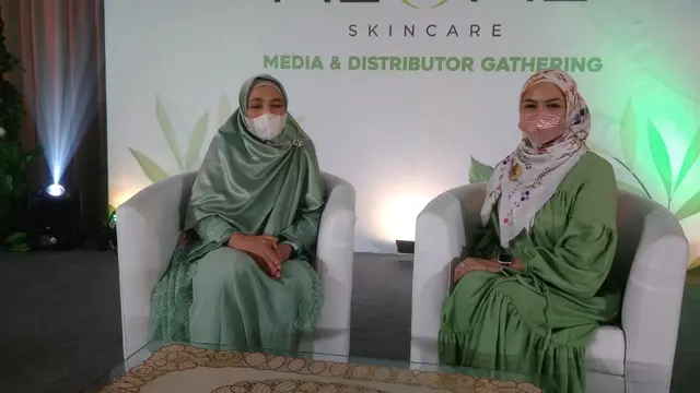 Revalina S Temat  terlihat tampil lebih segar saat menjadi bintang tamu di acara Grand Launching NEOME Skincare, pada Minggu (6/3/2022).