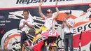 Marc Marquez (tengah) menyapa penggemarnya saat rilis motor terbaru di Sentul, Jabar, Minggu (14/2/2016). Motor terbaru dengan no 93 tersebut nantinya akan digunakan dalam ajang motor GP di 2016.(Liputan6.com/Angga Yuniar)