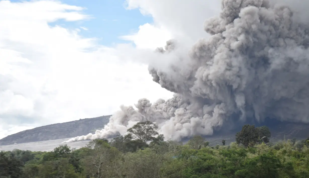 Ngeri, Awan Panas Gunung Sinabung Kembali Selimuti Karo - Foto Liputan6.com