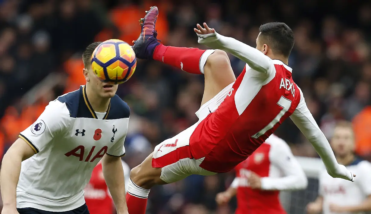 Pemain Arsenal, Alexis Sanchez (kanan) berebut bola dengan pemain Tottenham Hotspur, Kevin Wimmer pada lanjutan Premier League 2016-2017 di Emirates Stadium, London (6/11/2016). (AFP/IKIMAGES) 