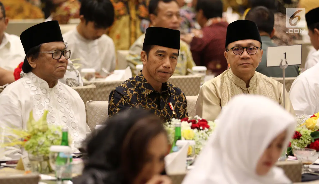 Presiden Joko Widodo (tengah), Ketua DPD RI Oesman Sapta Odang dan Ketua MPR RI Zulkifli Hasan saat buka bersama di kediaman Oesman Sapta Odang (OSO) Jalan Karang Asem Utara, Kuningan, Jakarta, Kamis (31/5/2018). (Liputan6.com/Johan Tallo)