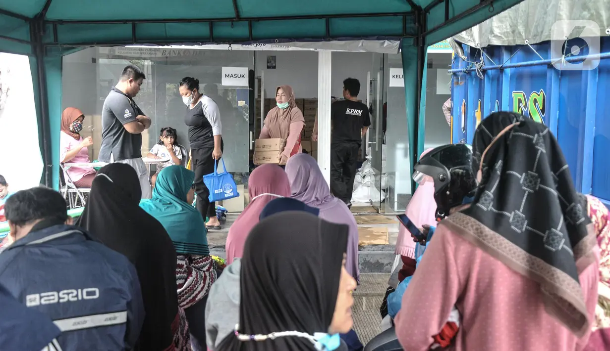 Warga antre saat membeli produk pangan bersubsidi di Food Station Cipinang, Jakarta Timur, Kamis (8/9/2022). Pemprov DKI melalui Dinas Ketahanan Pangan, Kelautan, dan Pertanian (DKPKP) terus menggelar Program Pangan Bersubsidi dalam rangka memberikan kesempatan pada warga untuk membeli beberapa jenis pangan yang dijual dengan harga yang sangat terjangkau guna peningkatan gizi masyarakat. (merdeka.com/Iqbal S Nugroho)