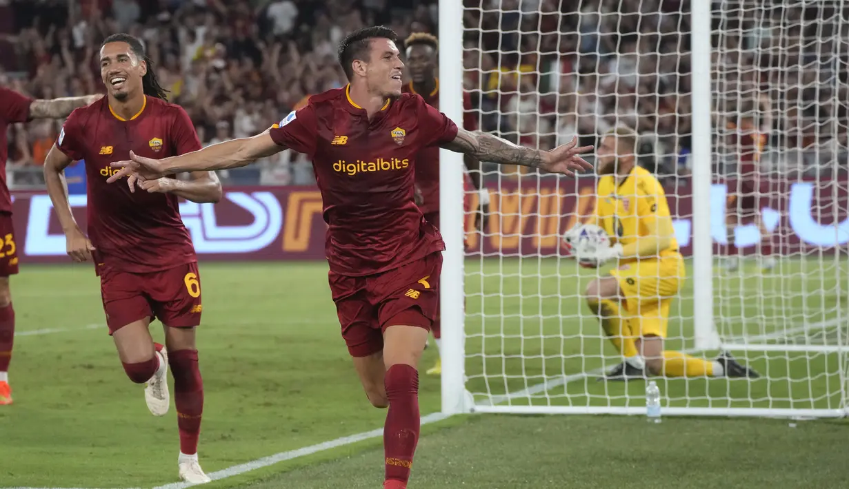 Pemain AS Roma, Roger Ibanez (tengah) berselebrasi setelah mencetak gol ke gawang Monza pada pertandingan lanjutan Liga Serie A Italia di Stadion Olimpiade Roma, Rabu (31/8/2022). Dengan kemenangan ini, AS Roma menduduki puncak klasemen Liga Italia dengan 10 poin. (AP Photo/Gregorio Borgia)