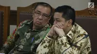 Terdakwa suap pengadaan barang dan jasa di Pemkot Kendari, Asrun (kiri) bersama Wali Kota nonaktif Kendari Adriatma Dwi Putra saat menjalani sidang lanjutan di Pengadilan Tipikor, Jakarta, Rabu (8/8). (Liputan6.com/Helmi Fithriansyah)