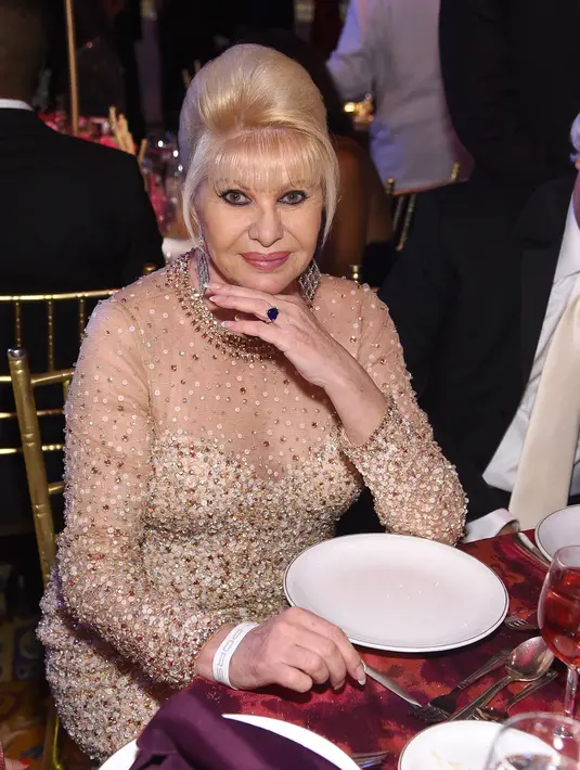 <p>Ivana Trump menghadiri Angel Ball 2018 yang diselenggarakan oleh Gabrielle's Angel Foundation di Cipriani Wall Street, New York City, Amerika Serikat, 22 Oktober 2018. Pada tahun-tahun terakhir hidupnya, Ivana terus berkeliling dunia, menghabiskan waktu di banyak lokasi di luar negeri, termasuk St-Tropez, yang sering ia kunjungi. (Jamie McCarthy/Getty Images for Gabrielle's Angel Foundation/AFP)</p>