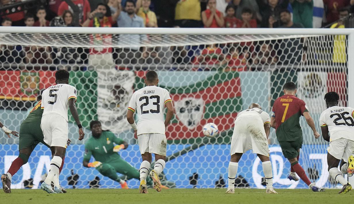 Pemain pertama yang selalu mencetak gol dalam 5 edisi Piala Dunia. Dengan sumbangan 1 gol dari titik penalti ke gawang Ghana yang membawa Portugal menang 3-2, Cristiano Ronaldo tercatat sebagai pemain pertama yang selalu mencetak gol dalam 5 edisi Piala Dunia yang diikuti. Pada edisi 2006 ia mencetak 1 gol, 2010 (1 gol), 2014 (1 gol), 2018 (4 gol) dan pada edisi 2022 ia telah mencetak 1 gol. (AP/Hassan Ammar)