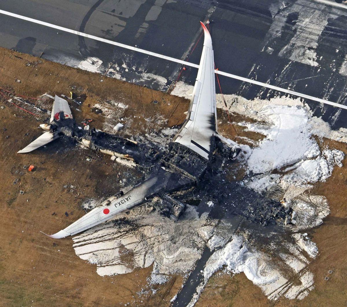 Foto udara memperlihatkan kondisi pesawat Airbus A350 milik maskapai Japan Airlines yang mengalami kebakaran hebat di Bandara Haneda, Tokyo, Jepang, pada Rabu (3/1/2024). Pesawat dengan 379 penumpang dan awak itu terbakar hebat setelah bertabrakan dengan 