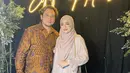 Terlihat juga Cindy Fatika Sari yang mengenakan dress nuansa beige. Ia hadir bersama sang suami Tengku Firmansyah yang mengenakan kemeja batik. [@cindyfatikasari18]