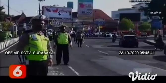 VIDEO: 'Iron Man' Tilang Pelanggar Operasi Zebra 2020 di Mojokerto