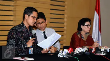 Pimpinan KPK, Laode Muhammad Syarif (tengah) berbincang dengan Febri Diansyah saat memberi keterangan kasus OTT Hakim MK, Patrialis Akbar di Jakarta, Kamis (26/1). Patrialis diduga menerima suap uji materi undang-undang. (Liputan6.com/Helmi Fithriansyah)