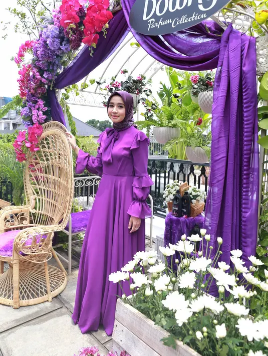 Artis cantik asal Bandung, Laudya Cynthia Bella 2015 silam memutuskan berhijab. Pertempuran hatinya, hingga membuatnya menanggis. Setelah memutuskan berhijab, ia merasakan hidup menjadi lebih tenang. (Adrian Putra/bintang.com)