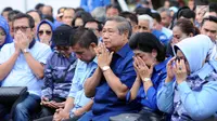 Ketua Umum Partai Demokrat, Susilo Bambang Yudhoyono (tengah) usai menyampaikan pidato politik di Cibinong, Jumat (5/1). SBY mengatakan 2018 adalah tahun penting karena Pilkada Serentak dan awal kegiatan Pemilu 2019. (Liputan6.com/Helmi Fithriansyah)