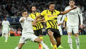 Bek Real Madrid asal Spanyol Lucas Vazquez (kiri) berebut bola dengan gelandang Borussia Dortmund asal Jerman Felix Nmecha selama pertandingan sepak bola hari ke-3 fase liga Liga Champions UEFA antara Real Madrid CF dan Borussia Dortmund di stadion Santiago Bernabeu di Madrid pada 22 Oktober 2024.Pierre-Philippe MARCOU / AFP
