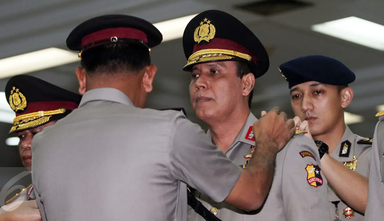Kapolri Jenderal Pol Badrodin Haiti menyematkan tanda pangkat kepada Kapolda Banten Irjen Boy Rafli Amar saat sertijab lima Kapolda di Mabes Polri, Jakarta, (21/3). Brigjen Boy akan menjabat sebagai Kadiv Humas Mabes Polri. (Liputan6.com/Gempur M Surya)