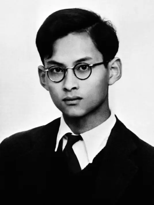 Bhumibol Adulyadej  lahir di Cambridge, AS pada 5 Desember 1927. Ia dikenal sebagai Raja Rama IX yang naik takhta sejak usia 19 tahun, ia menggantikan kakaknya, Raja Rama VIII (Ananda Mahidol). (AFP PHOTO)