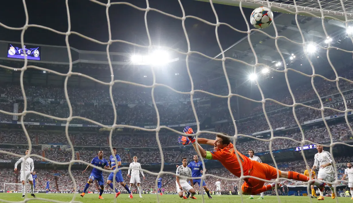 Kiper Real Madrid, Iker Casillas gagal menghalau bola tendangan penyerang Juventus, Alvaro Morata saat leg kedua semifinal Liga Champions di Stadion Santiago Bernabeu, Kamis (14/5/2015). Real Madrid bermain imbang 1-1 atas Juventus. (Reuters/Juan Medina)