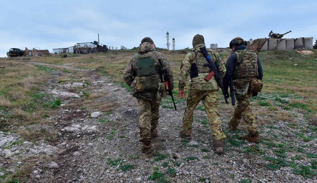 Tentara Ukraina berjalan di Pulau Ular, Laut Hitam, Ukraina, 18 Desember 2022. Pasukan Rusia menduduki pulau itu pada awal-awal invasinya ke Ukraina, namun akhirnya mundur beberapa bulan kemudian. (AP Photo/Michael Shtekel)