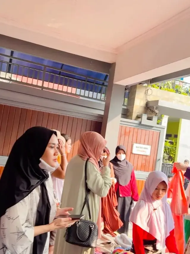 Diserbu Warga, Ini 7 Potret Ayu Ting Ting Gelar Bazar Pakaian Bekas di Rumah