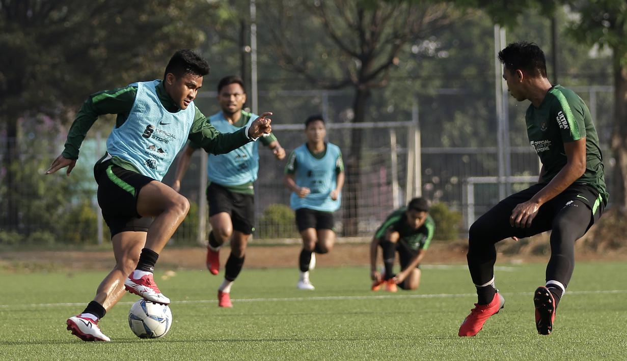 Pemain Timnas Indonesia U-22, Asnawi Mangkualam, mengontrol bola saat internal game di Lapangan C, Senayan, Jakarta, Selasa (19/11). Timnas U-22 terus matangkan skema permainan lewat internal game. (Bola.com/Yoppy Renato)