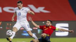 Bek Kosovo, Lirim Kastrati (kiri) berebut bola dengan bek Spanyol, Jordi Alba dalam laga lanjutan Kualifikasi Piala Dunia 2022 Zona Eropa Grup B di La Cartuja Stadium, Sevilla, Rabu (31/3/2021). Kosovo kalah 1-3 dari Spanyol. (AP/Miguel Angel Morenatti)