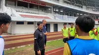 Direktur Teknik (Dirtek) PSSI sekaligus pelatih Timnas U-20, Indra Sjafri saat hadir di Stadion Mandala Krida, Yogyakarta. (Bola.com/Ana Dewi)