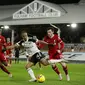 Pemain FulhamBobby Decordova-Reid (tengah) mengoper bola saat melawan Fulham pada pertandingan Liga Premier Inggris di Stadion Craven Cottage, London, Minggu (13/12/2020). Liverpool dan Fulham bermain imbang 1-1. (AP photo/Matt Dunham, Pool)