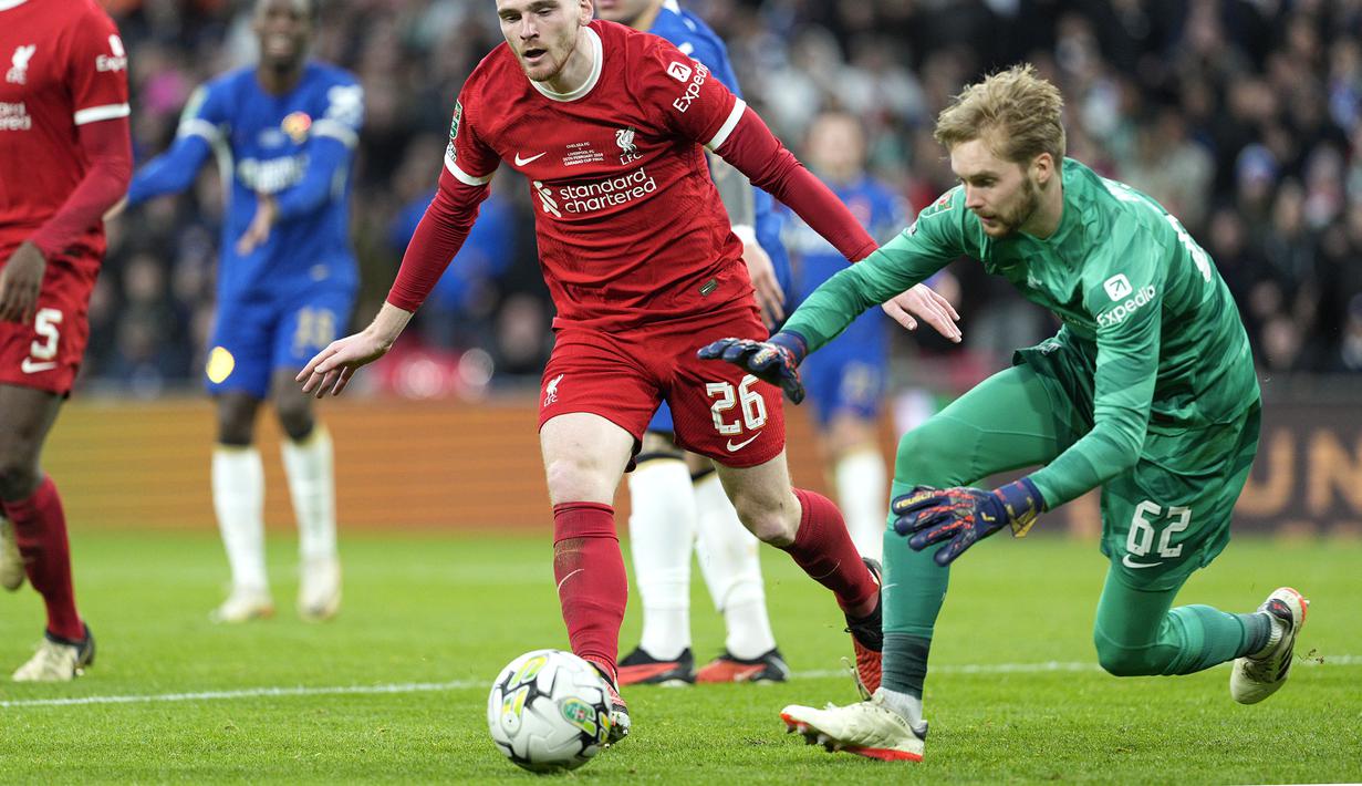 Kiper Liverpool, Caoimhin Kelleher berusaha menangkap bola pada laga final Carabao Cup 2023/2024 melawan Chelsea di Stadion Wembley, Inggris, Minggu (25/02/2024). Pertandingan dimenangkan The Reds melalui gol semata wayang Virgil Van Dijk. (AP Photo/Dave Shopland)