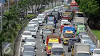 Ratusan kendaraan terjebak kemacetan di ruas tol dalam kota menuju tol Jagorawi dan Cikampek, Jakarta, Kamis (24/12). Jelang malam Natal dan Tahun Baru masyarakat memanfaatkan dan merayakannya di kampung halaman. (Liputan6.com/Helmi Afandi)